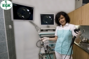 MUDr. Anna Jungwirthová a endoskopická věž se dvěma monitory